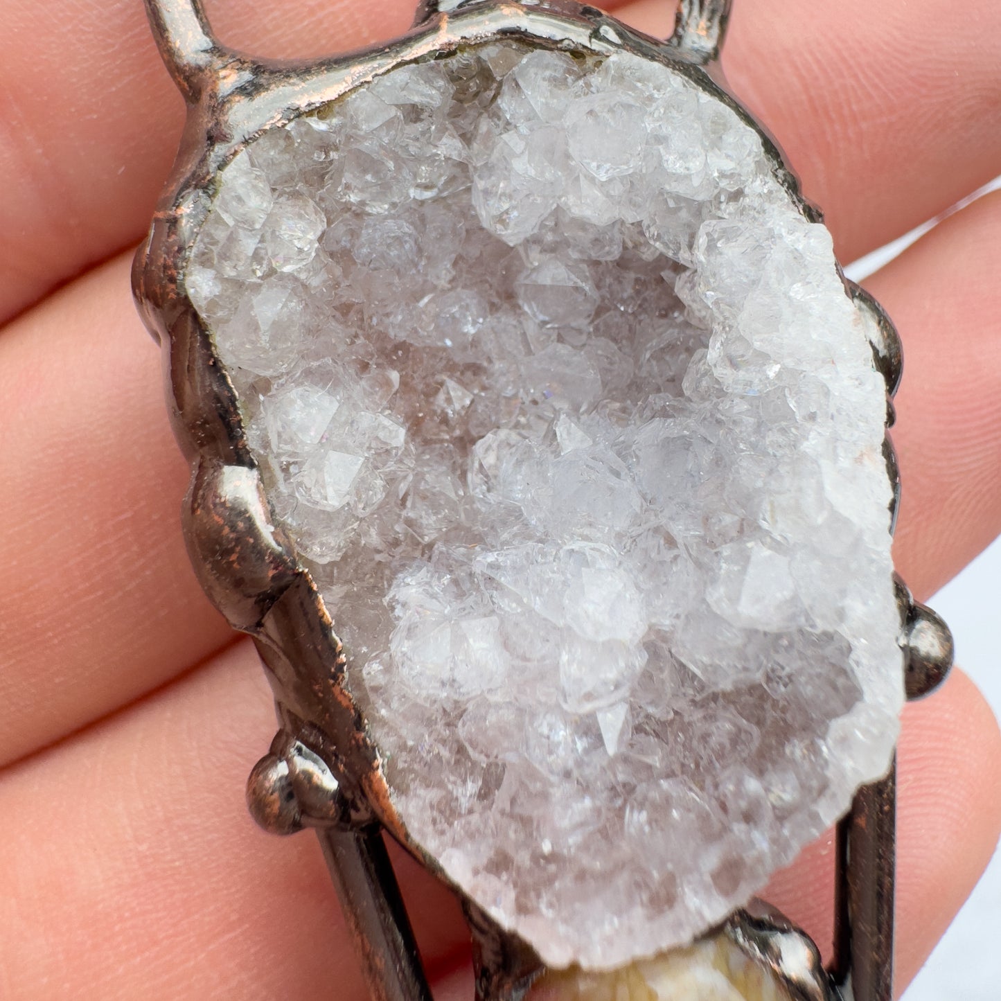 Quartz and agate pendant