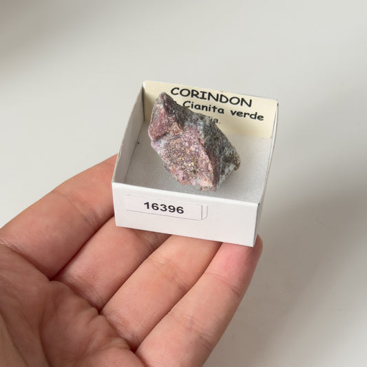 UV Reactive Corundum (India) 16396