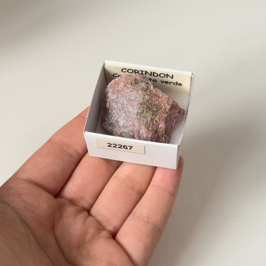 UV Reactive Corundum (India) 22267