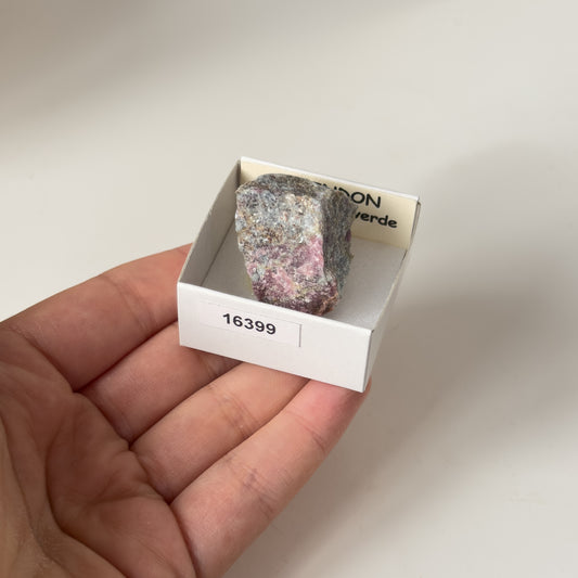 UV Reactive Corundum (India) 16399